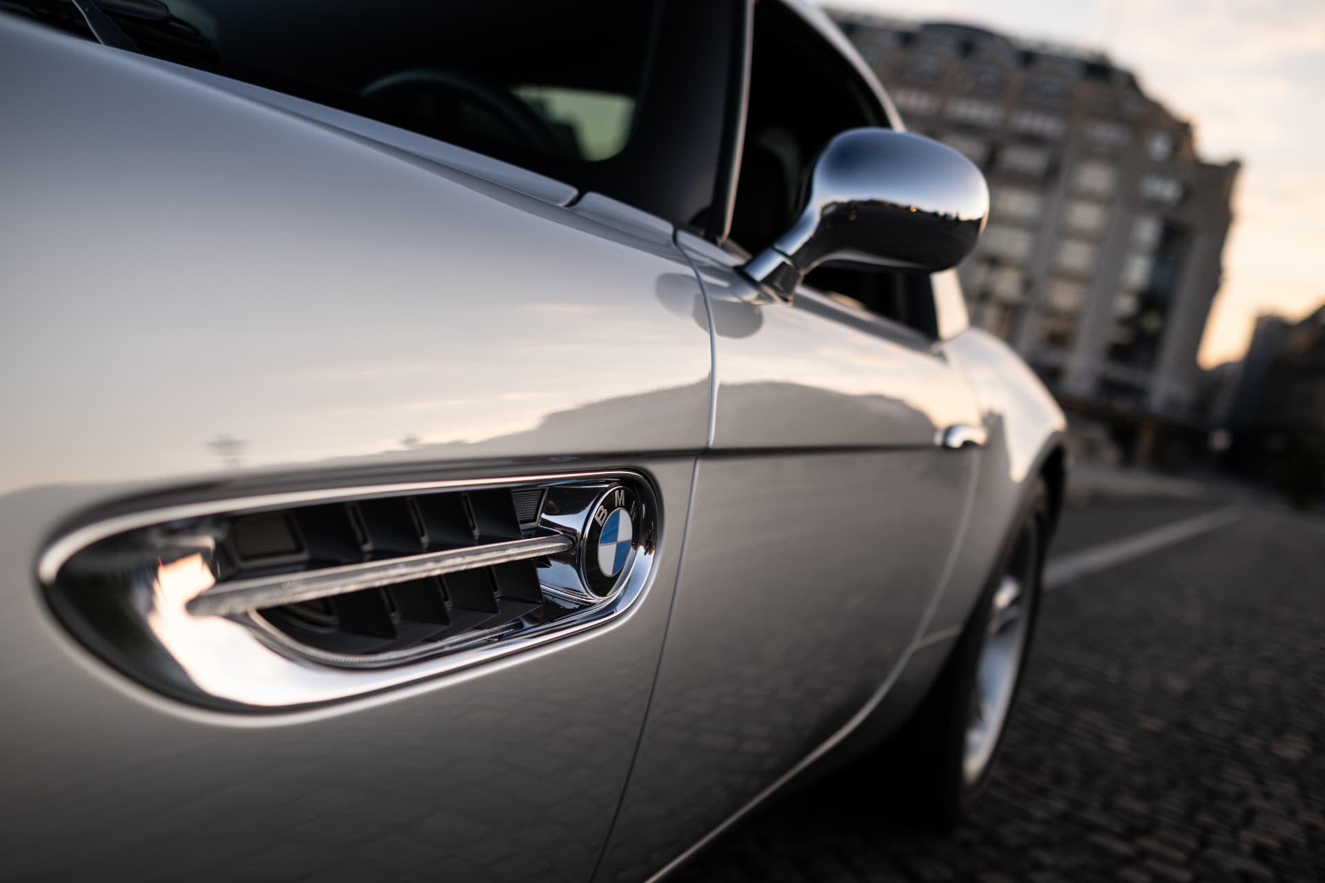 Détail chromé de la BMW Z8 : ouïe latérale et rétroviseur